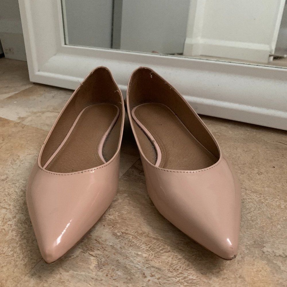 Nude patent pumps (flat)